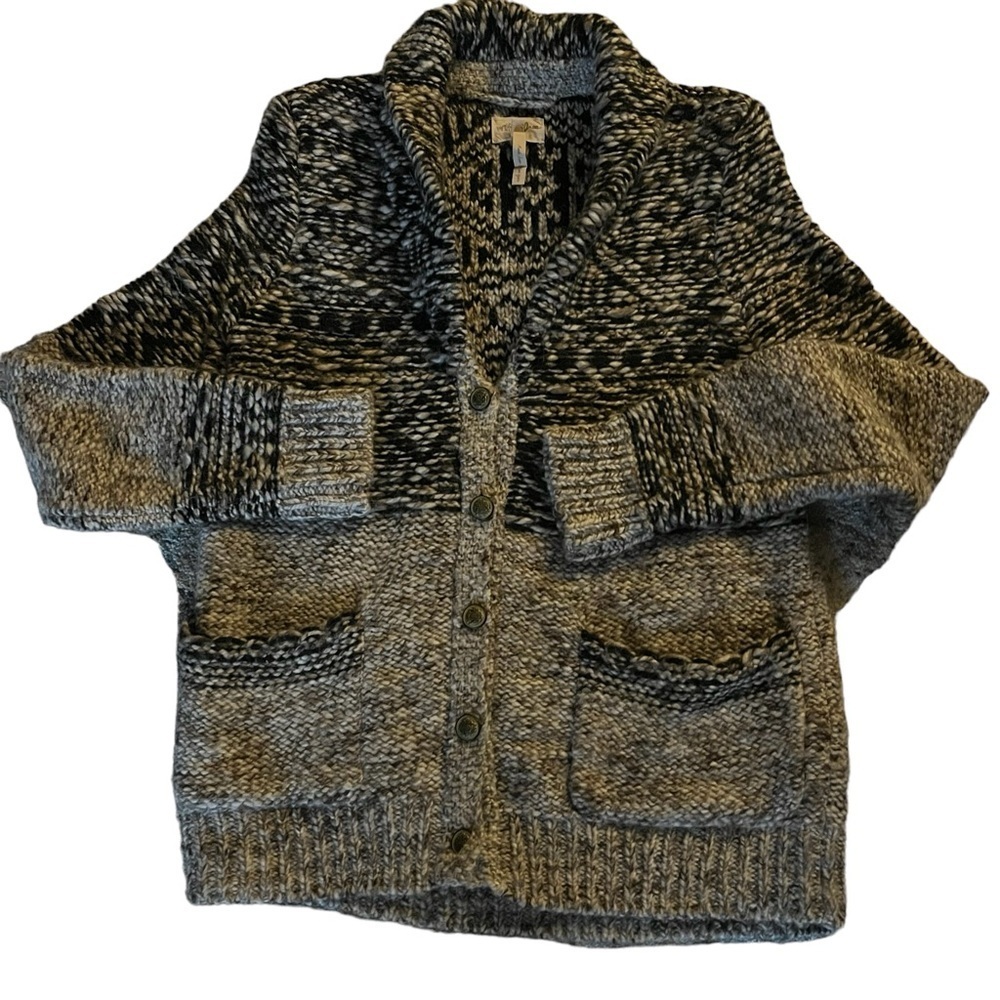 This is a beautiful Wilfred cardigan made with Italian Yarn never bin worn new